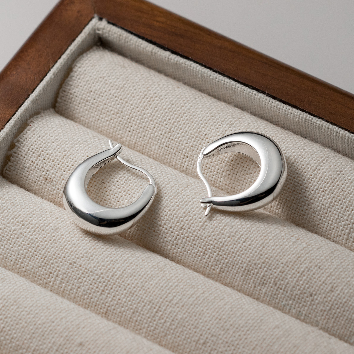 Eloch S925 plata esterlina personalidad minimalista en el paisaje en forma de U botones de orejas temperamento joyas de orejas para mujeres M05440