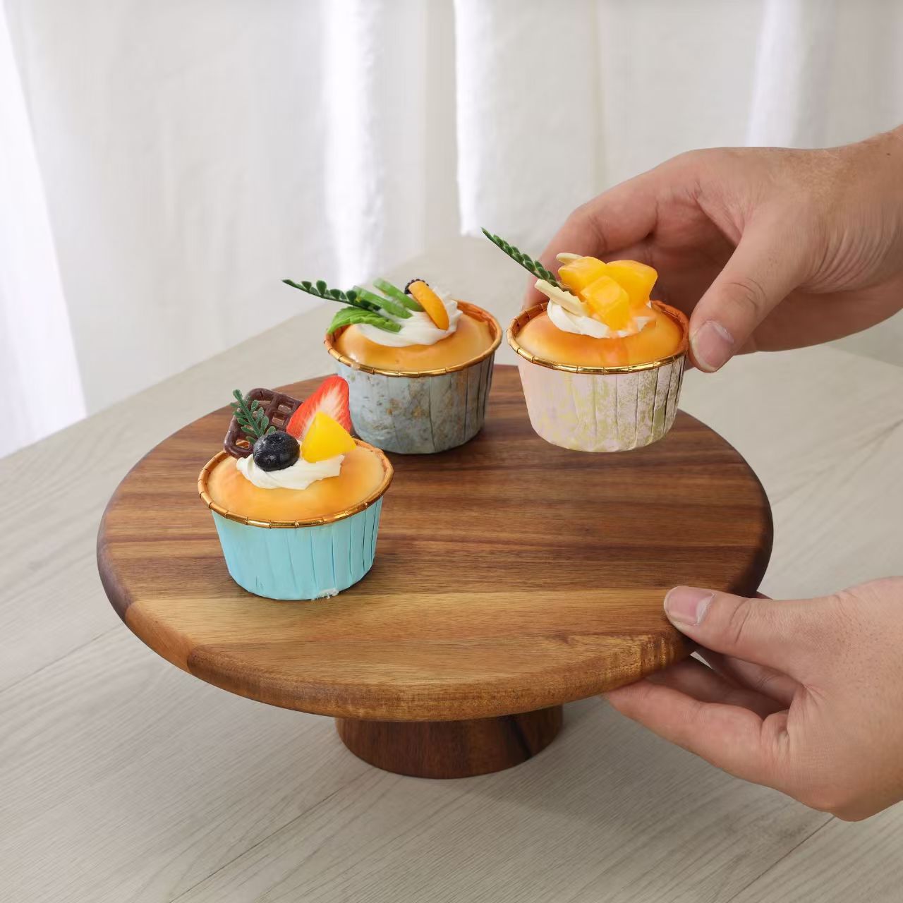Platos de madera de pies altos platos de bocadillos bandejas de frutas caseras de bocadillos de pastel de mesa de fiesta mesa de postres