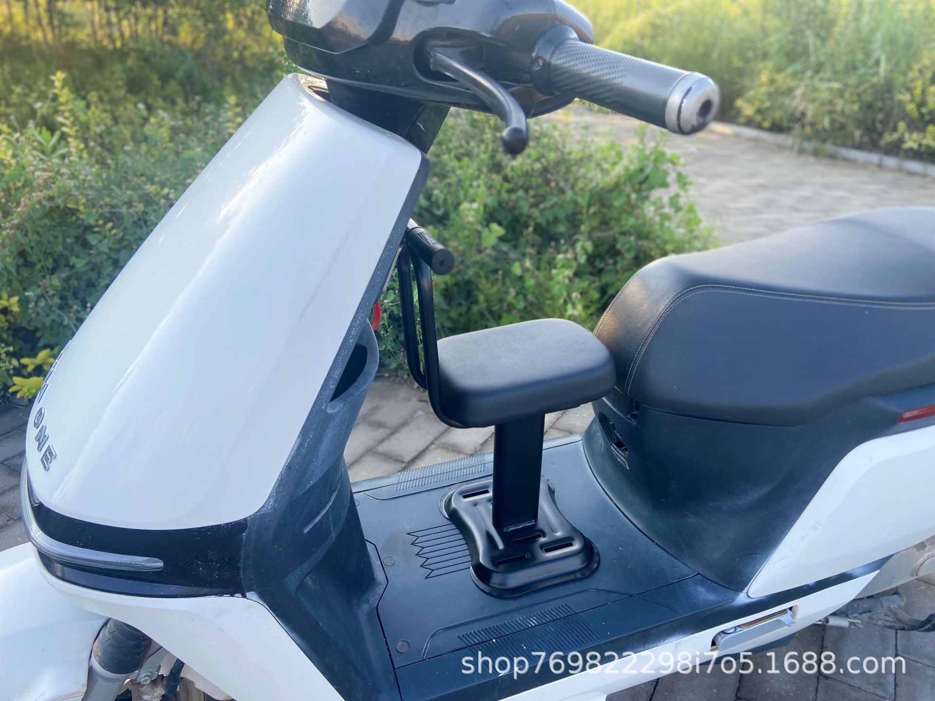 Electric vehicle child seat, adjustable front-mounted safety seat for electric scooters, child scooter baby seat