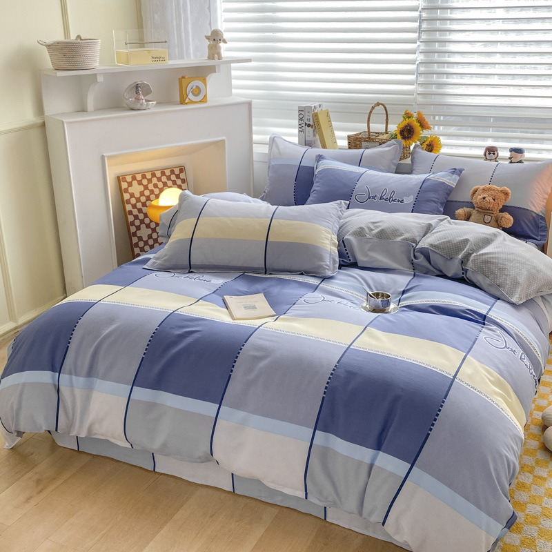 Pequeñas flores de algodón de cuatro piezas de una sola cama impresa cubierta de edredón dormitorio de estudiantes cama de algodón de tres piezas de una sola cama cubierta de edredón