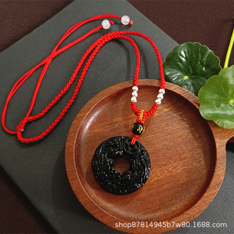 붉은색 끈이 달린 흑요석 더블 픽시우 버클(직경 31mm)