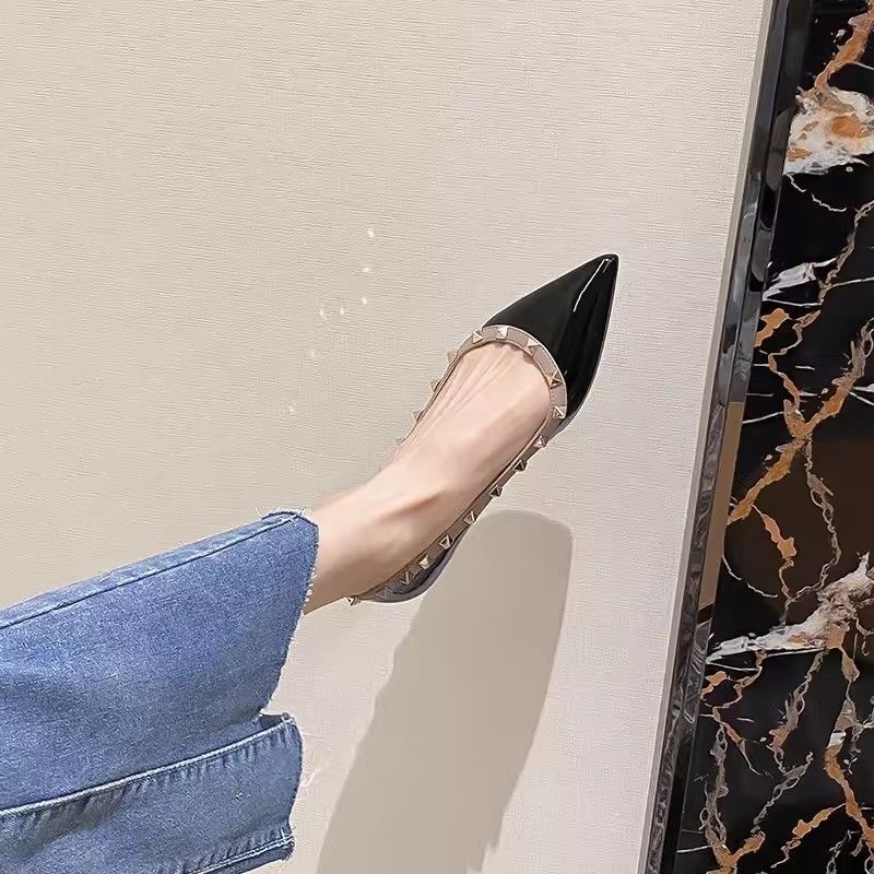Nuevos zapatos de mujer de fondo plano europeo y americano remaches cómodos zapatos de trabajo de estilo coreano
