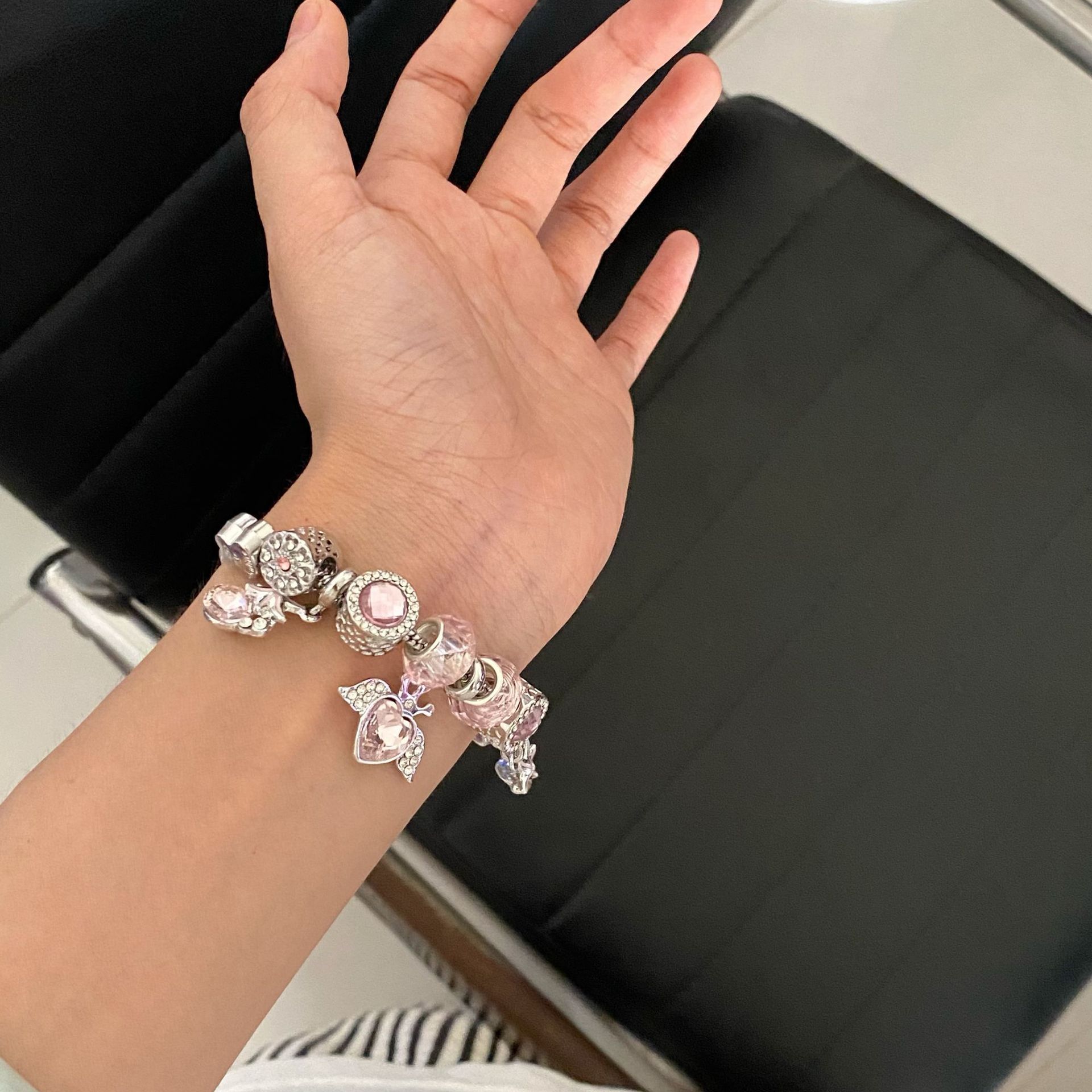 Bracciale a cuore con angelo in perle di vetro rosa e zircone_voghion.com
