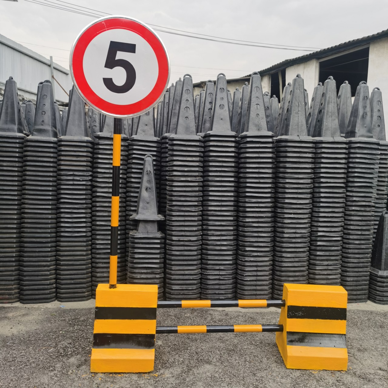 水泥公路收费站小区街道地下室非机动车分道隔离防撞护栏路墩交通