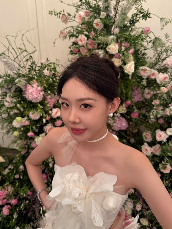 白い婚約ドレス、ハイエンドの軽い高級感、ニッチな社交界の気質、チューブトップドレス、立体的な花のモーニングローブ、乾杯ドレス|undefined