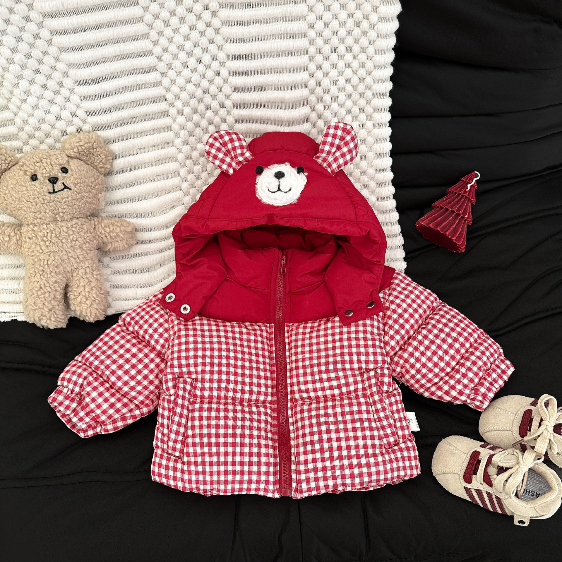 Baby invierno ropa de algodón rojo adorable bebé estilo extranjero retrógrado con capuchón de algodón engrosado chaqueta de algodón cálida