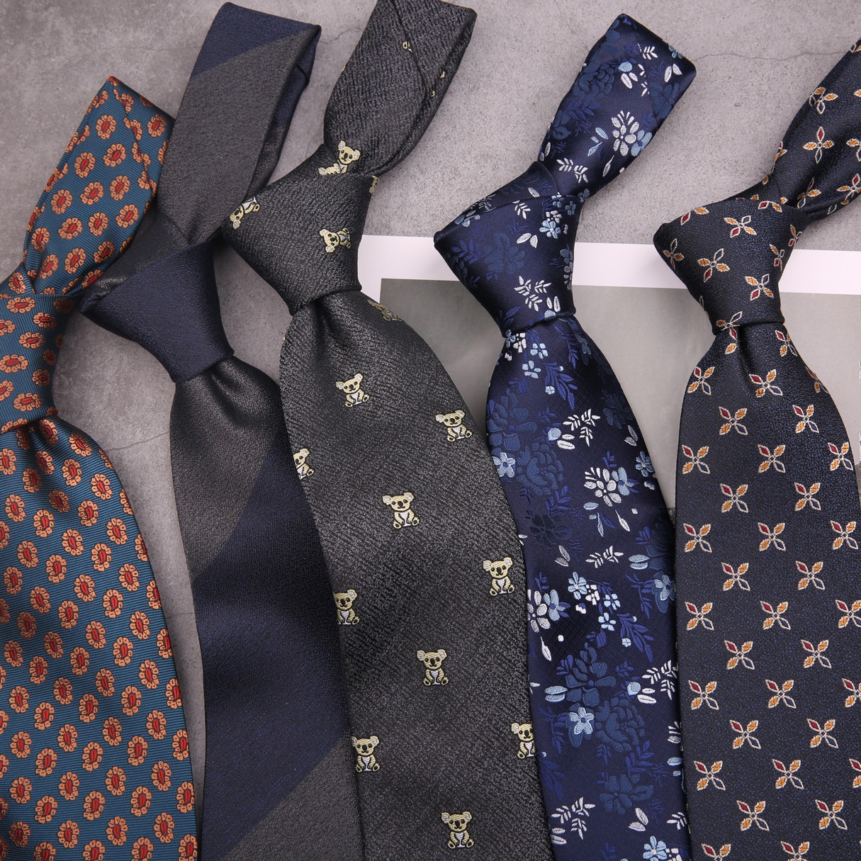 Ropa formal de los hombres de la boda del novio de los hombres de negocios Azul Rojo mano anudada traje de rayas patrón animal corbata