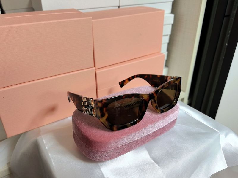 MIU SMU09W ゴールドロゴサングラス 郭彩潔同型 大きな顔を細く見せるサングラス ゴールドロゴ レオパード柄|undefined