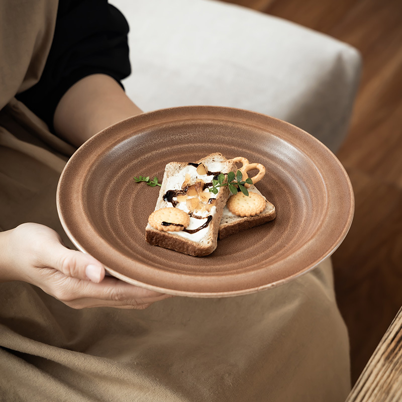 Plato marrón retro creativo simple plato de platos de té de la tarde refrigerio plato de fideos de alta calidad platos de cerámica casera