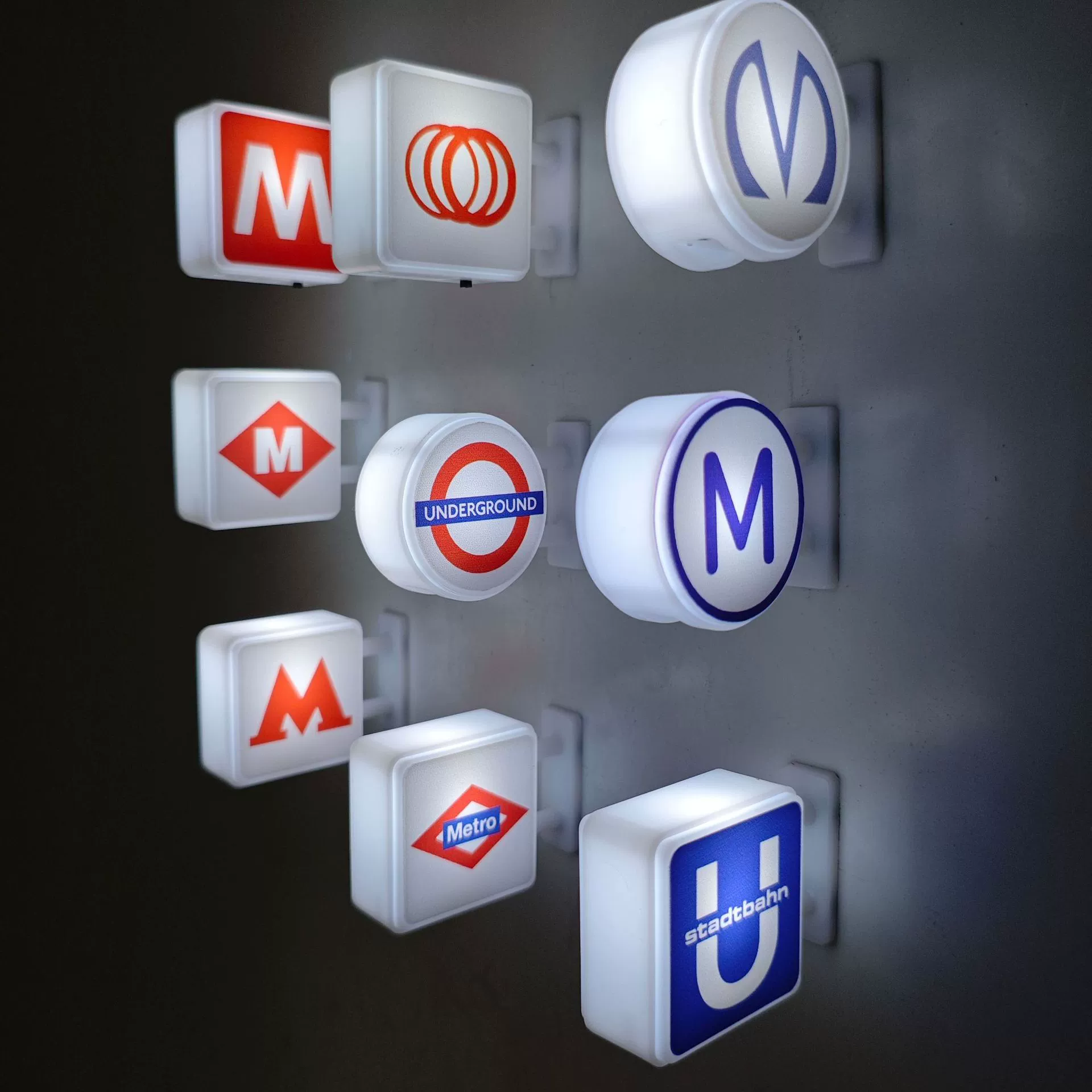 Магнит на холодильник с тематикой метро, городской туристический сувенир, креативный магнитный светящийся световой знак, миниатюрная наклейка для украшения дома