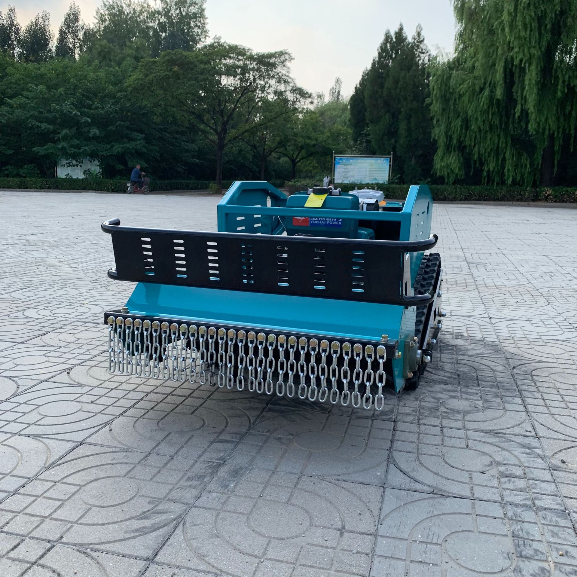 农用小型履带式遥控割草机汽油柴油动力小型遥控割草机果园除草机