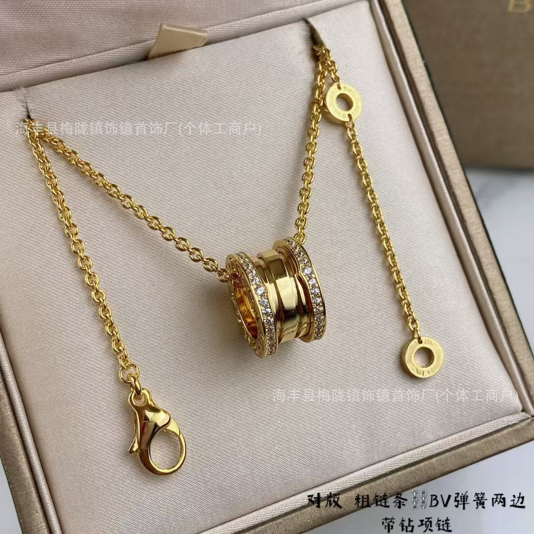 Gold spring diamond necklace / A