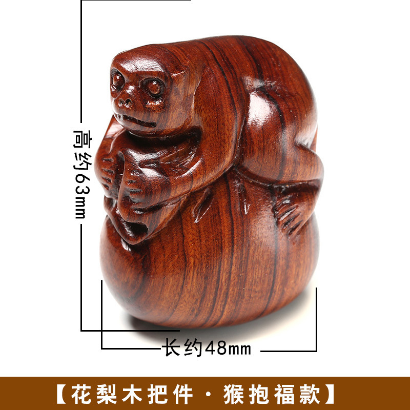 黄花梨の取っ手の件の木はクルミのヒョウタンの十二生肖の文を彫って赤い木の彫刻の小さい掛け金を彫って中実の置物を並べます。|undefined