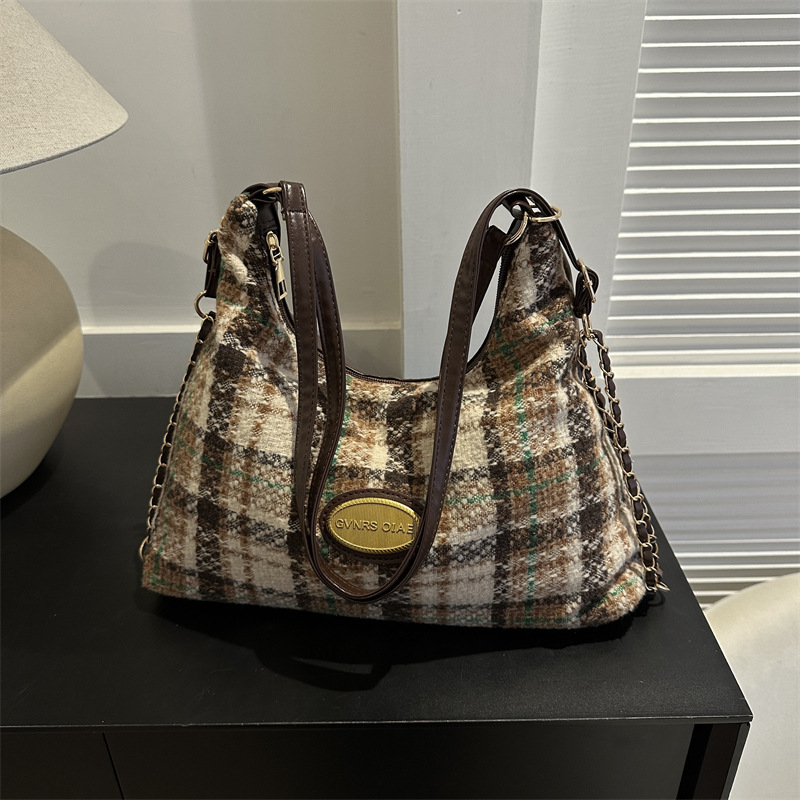 Bolsa de mano de lana retro de gran capacidad 2024 invierno nuevo estilo versátil bolso de brazo coreano bolso especial mochila mujer