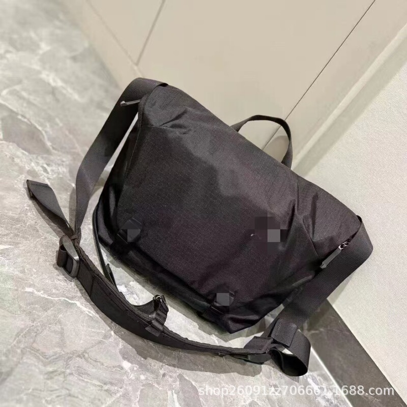 New 10L Large-Capacity Multi-Functional Leisure Travel Messenger Crossbody Bag for Men and Women, Waterproof and Portable for Hiking