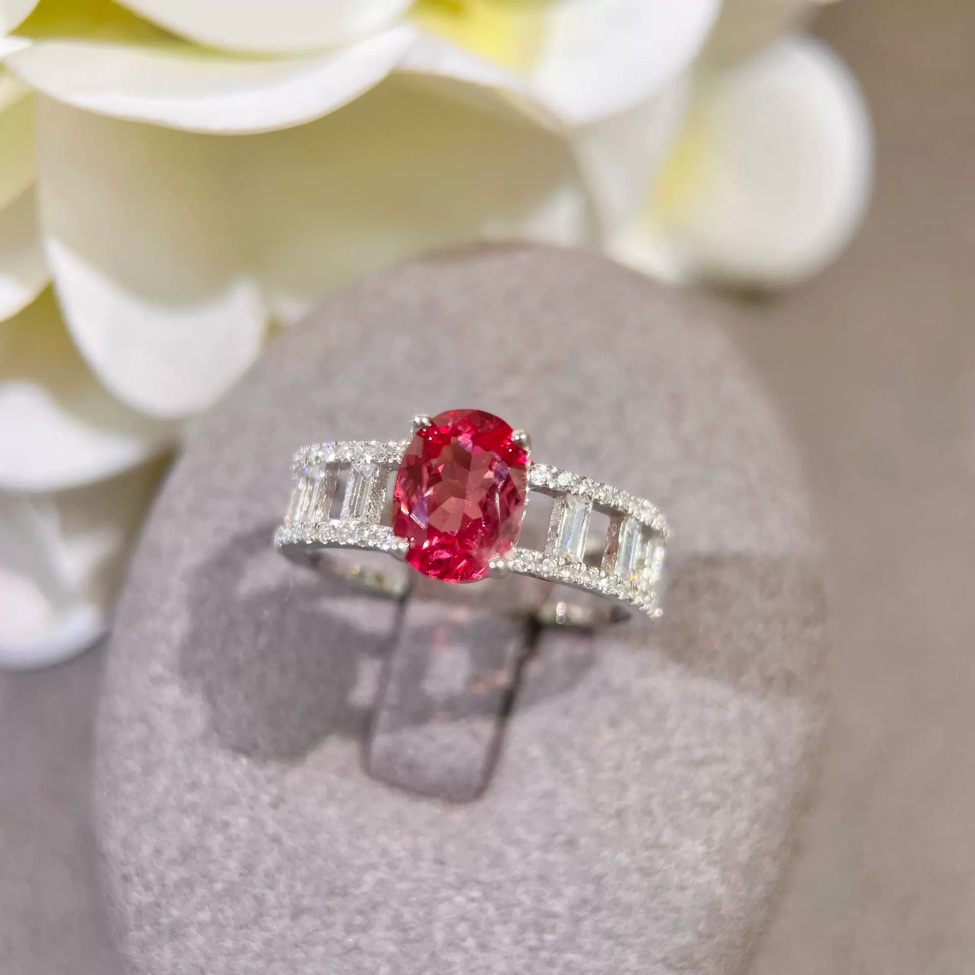 1.5克拉培育宝石帕帕拉恰色气质戒指镶嵌彩个性潮酷甜蓝红几何