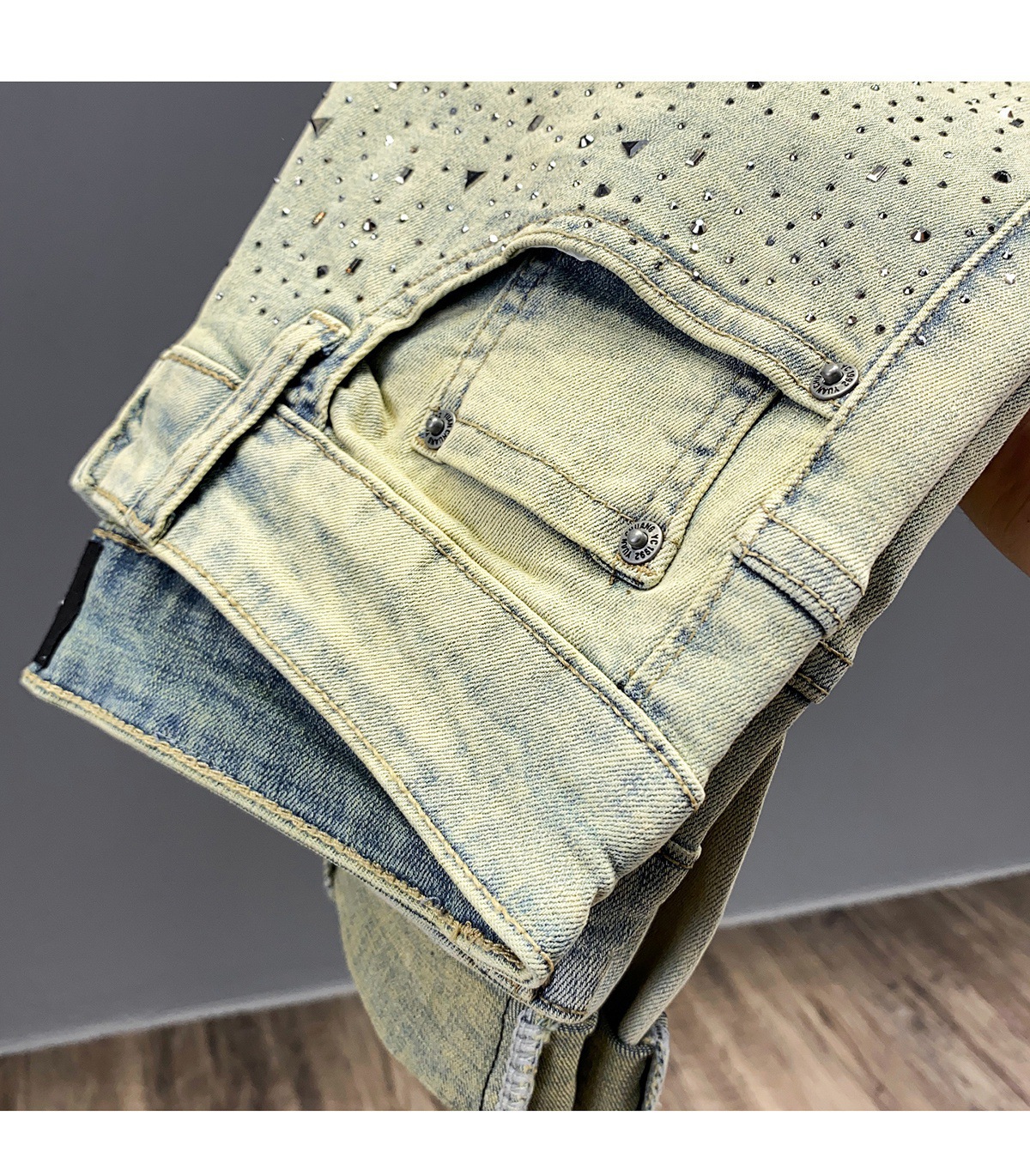 Jeans slim fit uomo in stile retro con strass ed elasticizzate_voghion.com