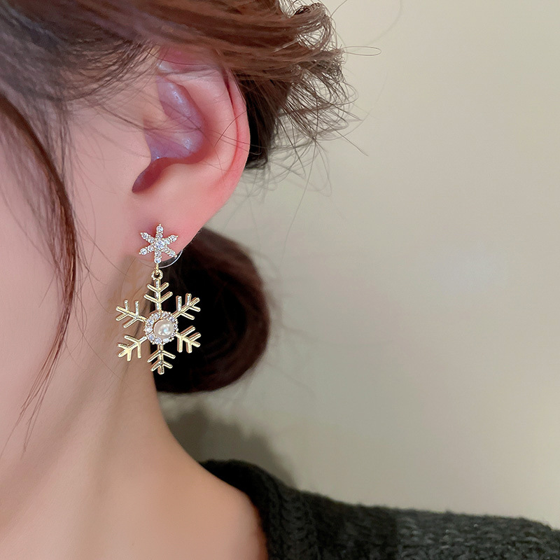 Retro Snowflake Copper Inlay Zircon Earrings 1 Pair