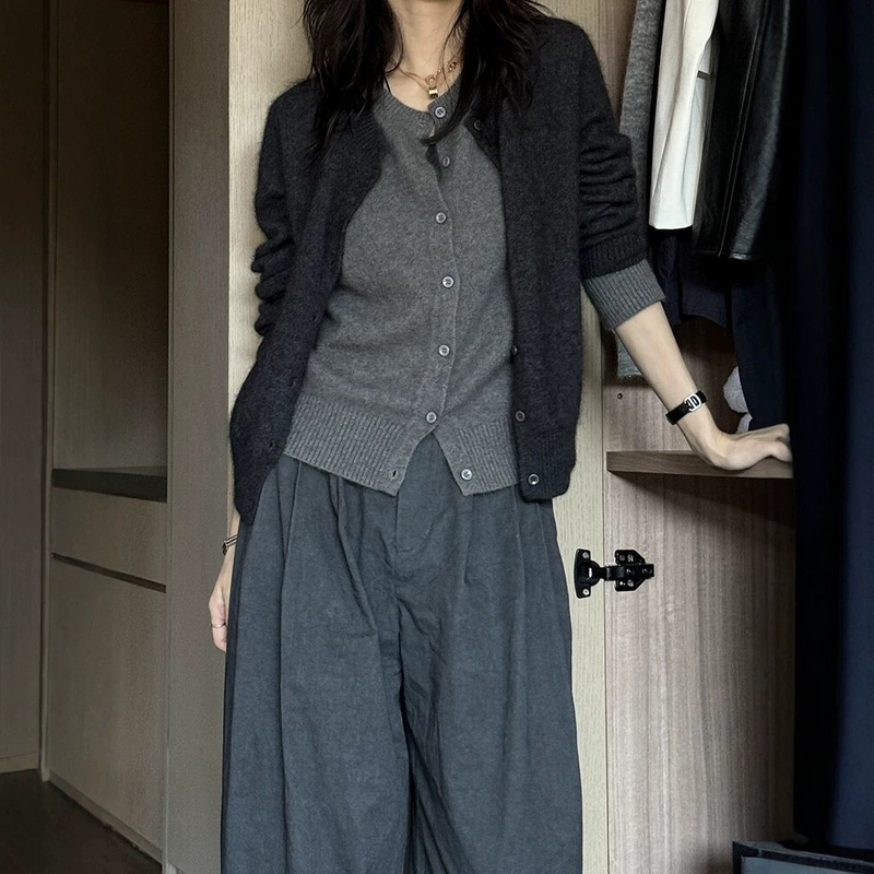 Unique and sophisticated faux two-piece knitted cardigan for women, autumn and winter casual single-breasted coat, Korean style slimming sweater Unique and sophisticated faux two-piece knitted cardigan for women, autumn and winter casual single-breasted coat, Korean style slimming sweater