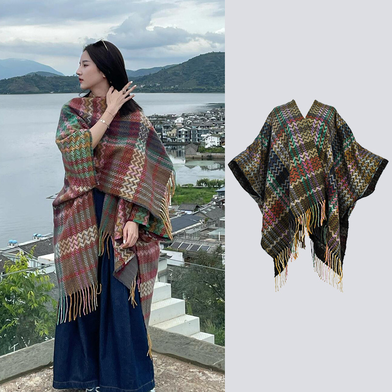 Viaje en el oeste de Sichuan vestido con una capa de chal de peluche de Yunnan Xinjiang de otoño y invierno estilo nacional de punto capa de rayas