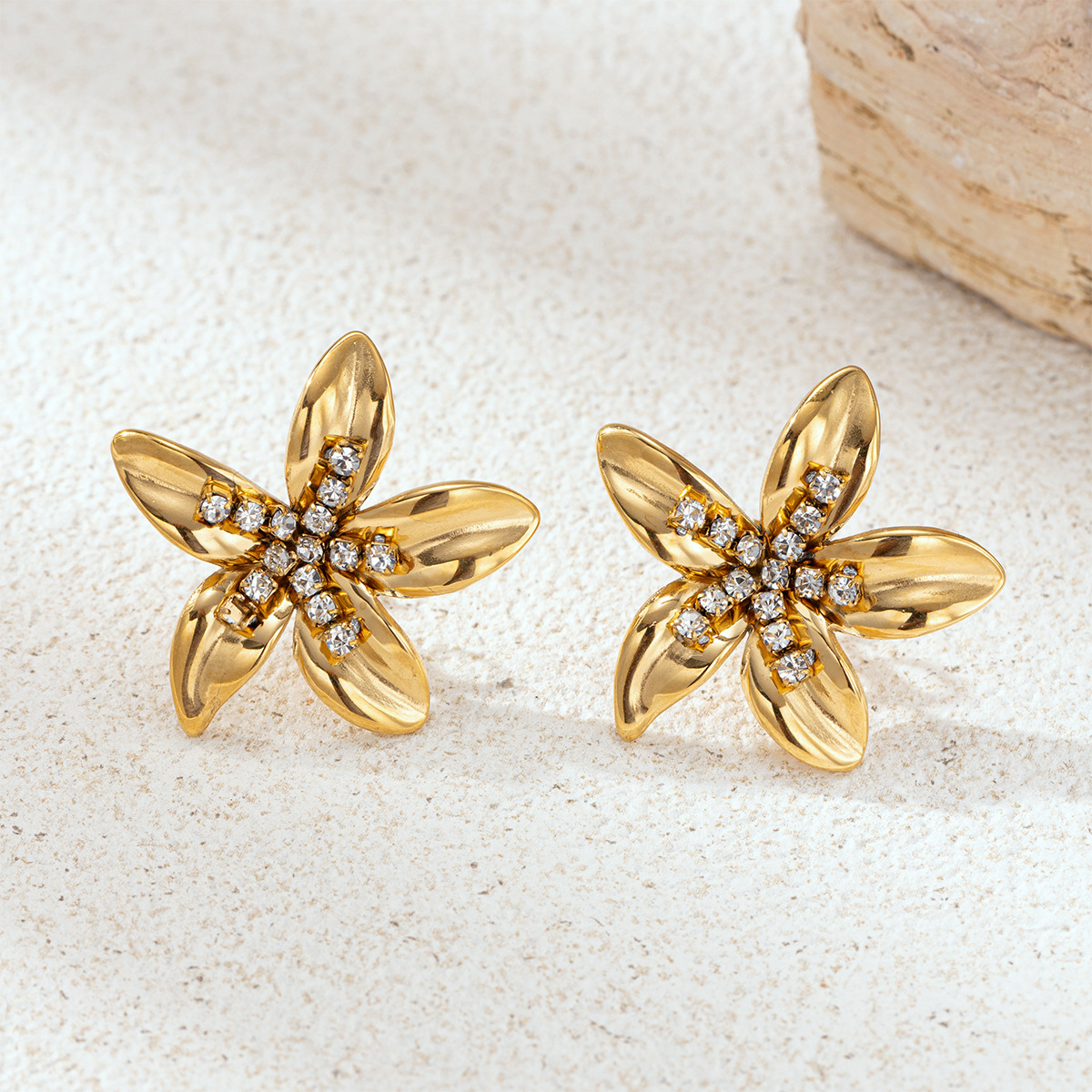 Tina Europa y los Estados Unidos de acero inoxidable ligero de lujo nicho flores perlas diamantes pendientes no desvanecen pendientes de venta caliente transfronterizos mujeres