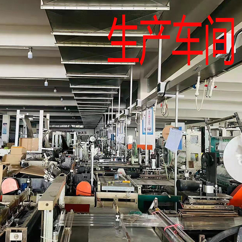 ロープを引いて口のゴミ袋の家庭用手持ち式の厚手の台所のベストの中で大きいサイズのゴミ箱のビニール袋を詰めます。|undefined