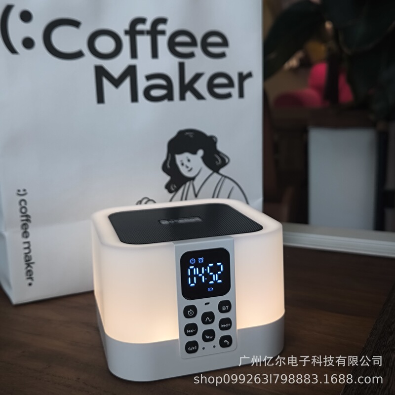 国境を越えた携帯電話の時計が輝いている夜の明かりの白い騒音の赤ちゃんが無線bluetoothオーディオを同軸に寝ているオーロラS8|undefined