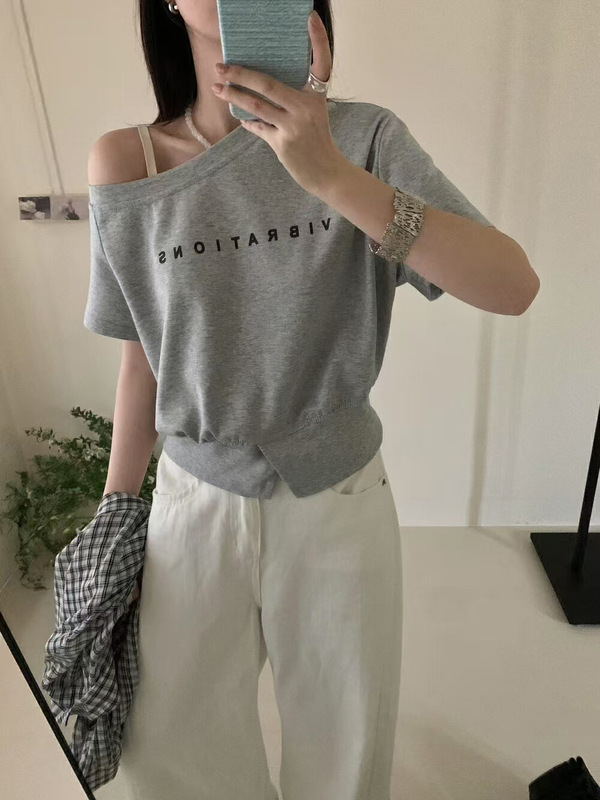 杭州漂依2025夏の新型斜め肩アルファベットプリントカジュアル半袖tシャツ女性の裾が開いて痩せている上着|undefined