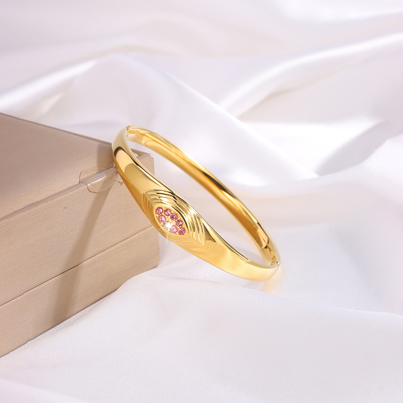 Brazalete de acero de titanio de lujo ligero brazalete de arco de diamantes de lujo de alta calidad de 18k de oro real galvanizado de moda europea y americana brazalete abierto