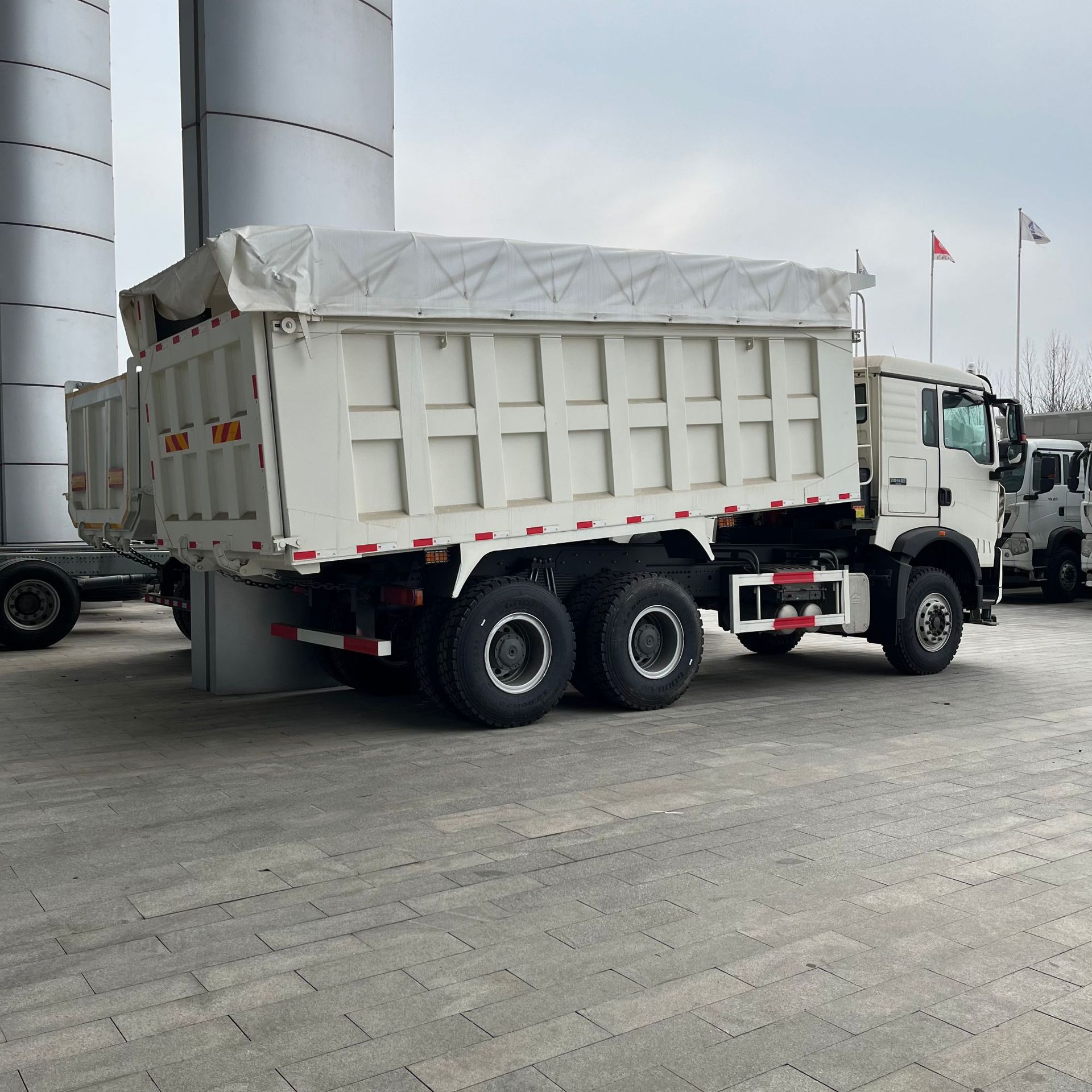 Used Eight-Wheel Shaanqi Delong Dump Truck, Export Model 6X4, Earthmoving Truck, National Standard Three, Emission Standard Two, Engineering Dump Truck