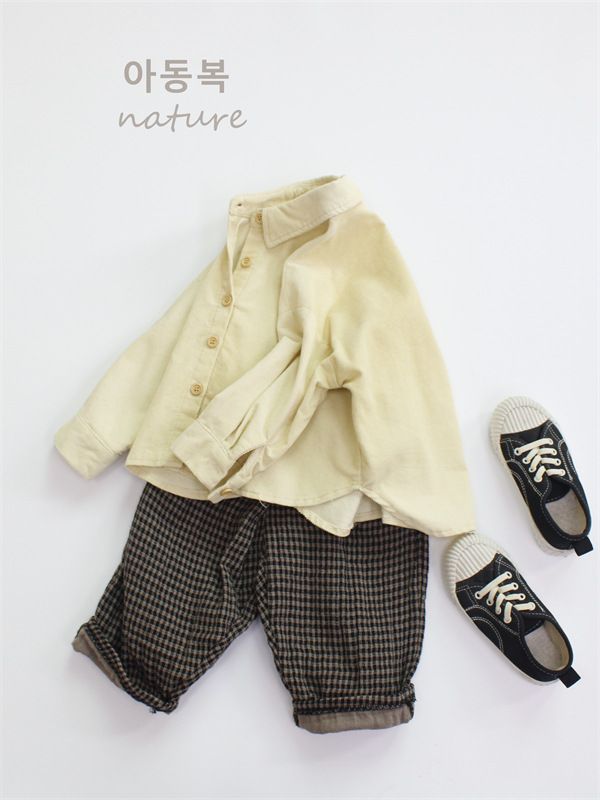 Camisas infantiles de primavera 2026: Nuevas camisas de pana versátiles de estilo coreano para niños con cuello vuelto, blusas holgadas para niñas.