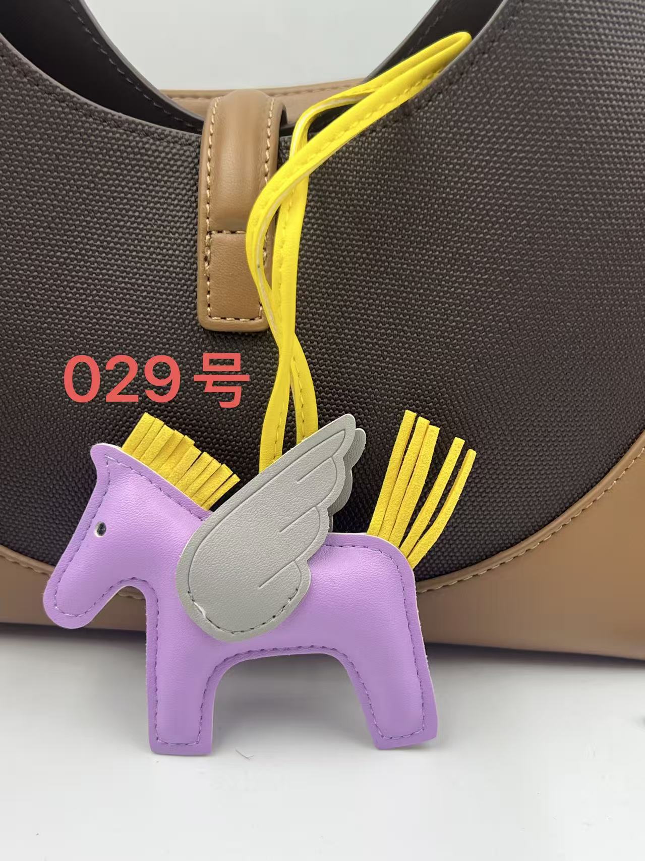 Colgante de bolsos Pegasus Mini Colgante de bolsos de estilo simple llaver de cuero image 33