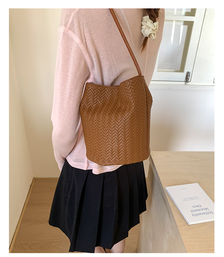 Trendy large-capacity woven bag, fashionable handbag, 2025 new style, versatile bucket bag, simple shoulder bag, underarm bag undefined