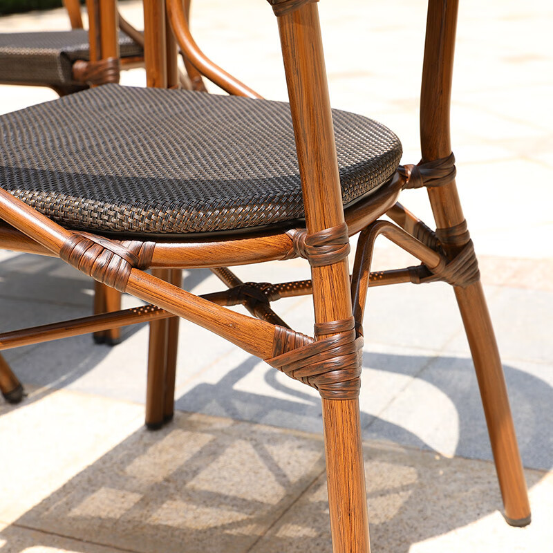 Taburetes al aire libre, sillas, mesas y sillas, balcón, patio, café, té, leche, comidas en el interior