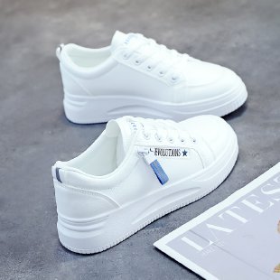 Pequeños zapatos blancos para mujeres en verano y otoño de 2025, nuevos zapatos de plancha gruesa, cómodos, zapatos casuales de nicho originales