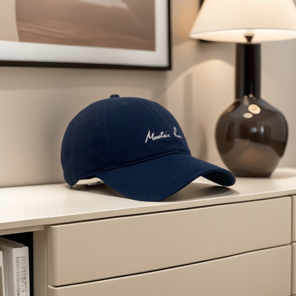 Sombrero de béisbol de estilo japonés original minimalista para hombres y mujeres ociosos con una cabeza grande para mostrar la cara con una gorra de lengua de pato protectora contra el sol.