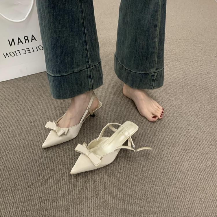 Sandals with bow