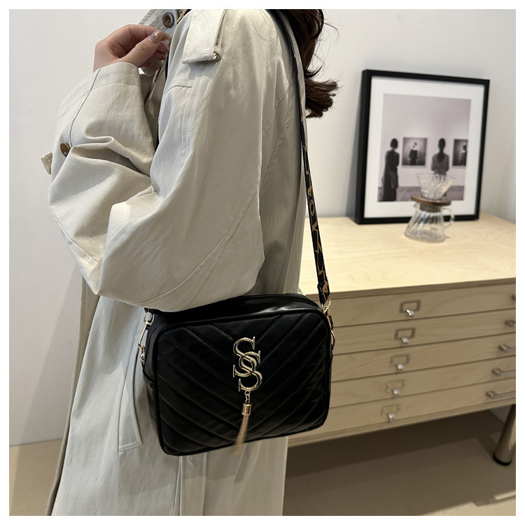 A stylish Korean-style wide shoulder strap small bag for women in the autumn of 2024, a niche design and versatile camera bag, an ins crossbody small square bag undefined
