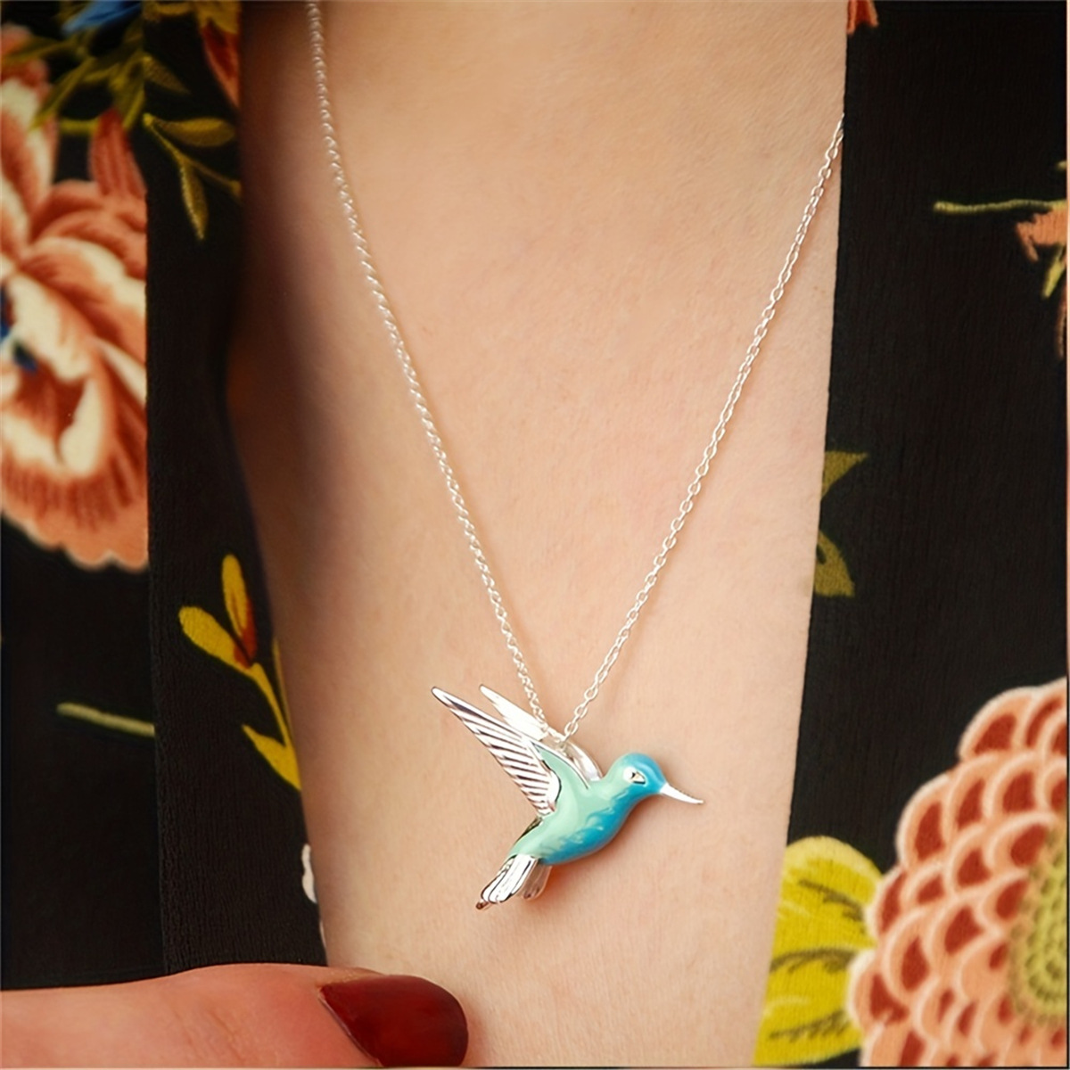 Collar con colgante de colibrí en plata joya de animales_voghion.com