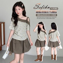 �p�ڴ��r�а���ȹ���ĳ���Ů�b�¿��ɾo����ڴ�����ȹ��ȹ