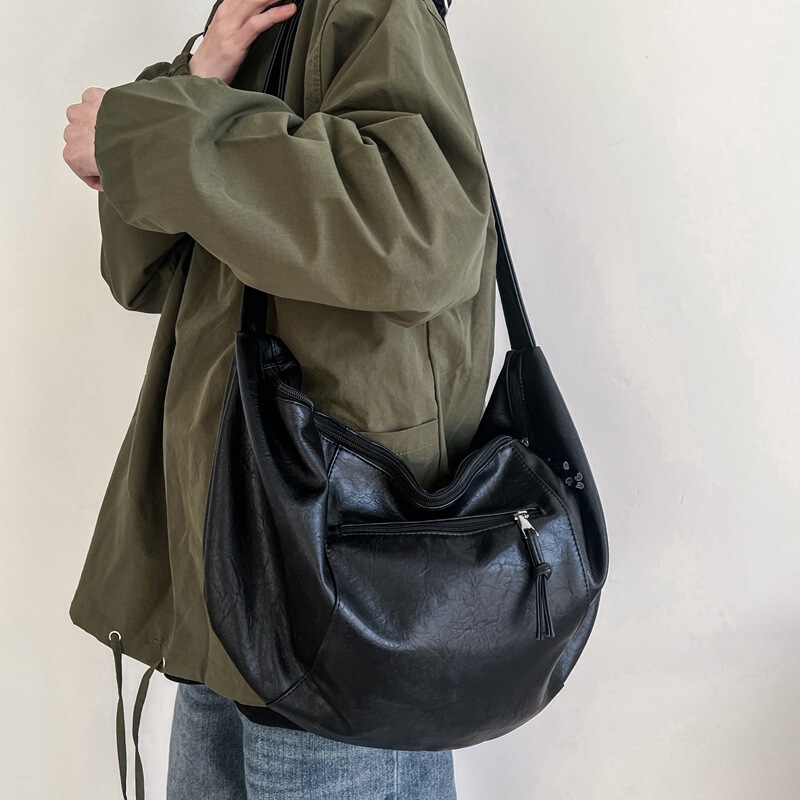 Dumpling bag large capacity Men's motorcycle riding bag fashion brand personality messenger bag shoulder messenger bag fitness bag casual