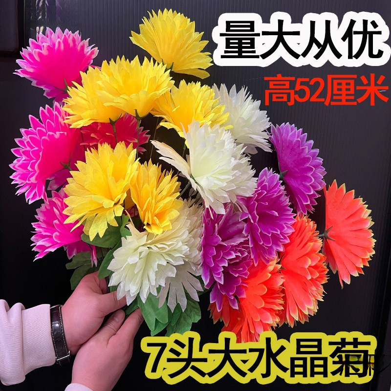 Qingming Festival simulation chrysanthemum bouquets on the grave…