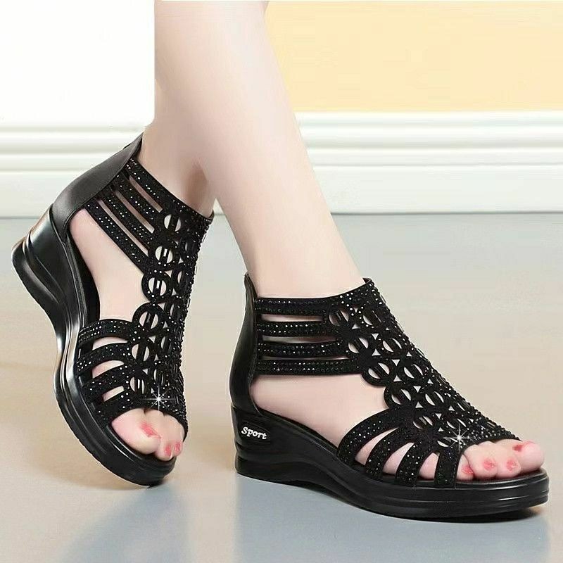 2026 verano de las nuevas sandalias de mujer pendiente con tacos romanos Feng Shui diamante boca de pez damas sandalias de mediana edad