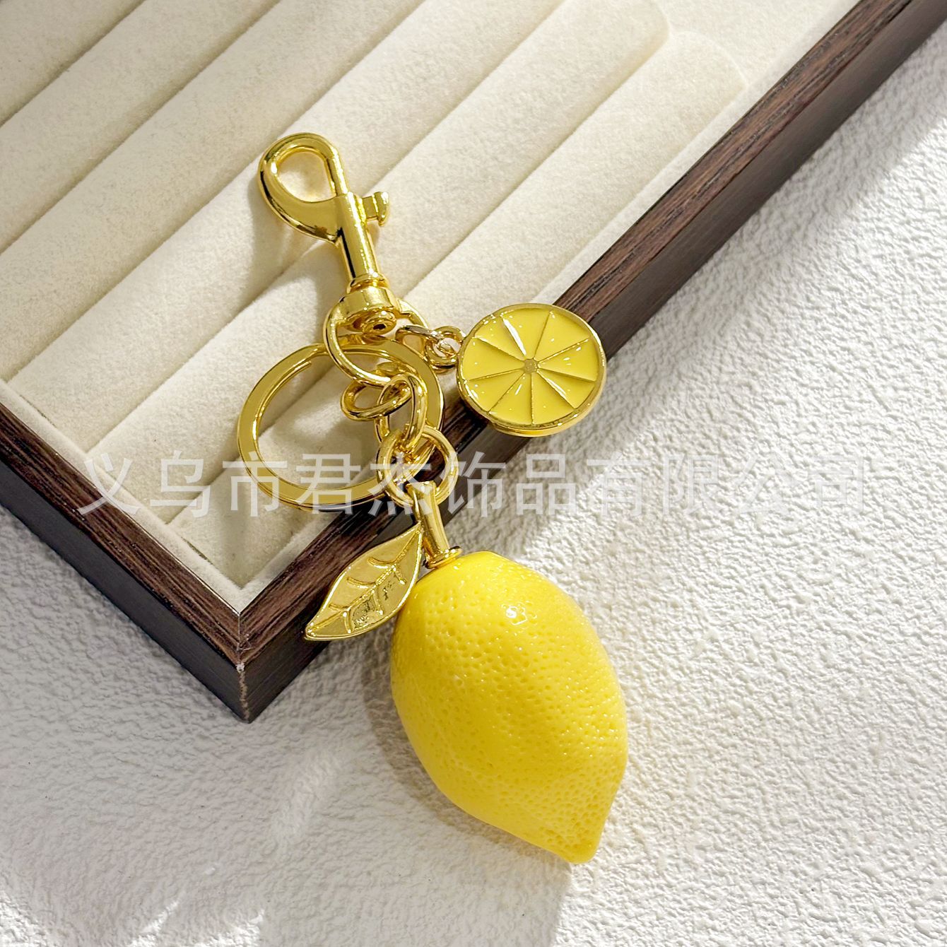 さくらんぼのキーホルダーアクセサリーのバッグのストラップがおしゃれで美しい水晶樹脂車センチ車のキーホルダーの女性