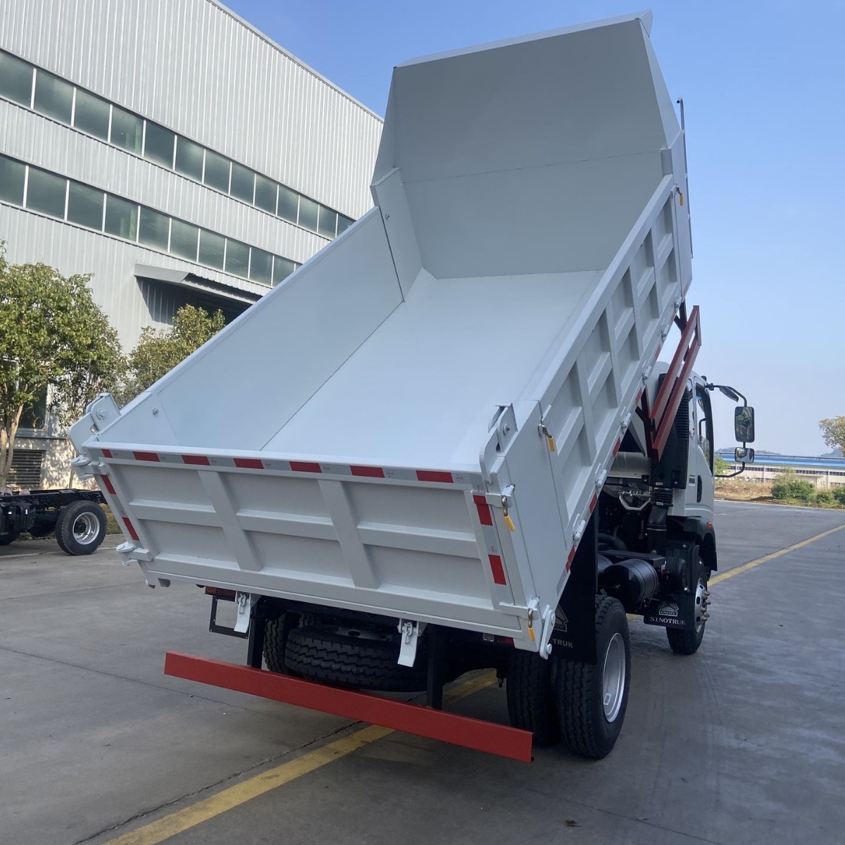 Export of HOWO 4x2 dump trucks for short-distance cargo transportation of soil, gravel, and stones; used HOWO 4x2 dump trucks