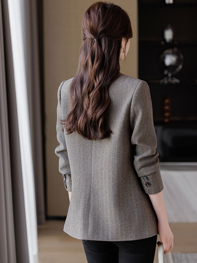 高級感のある灰色のスーツのコートの女性春秋2024の新型の気質は街の小さい子供を揚げて小さいスーツの上着を修理します。