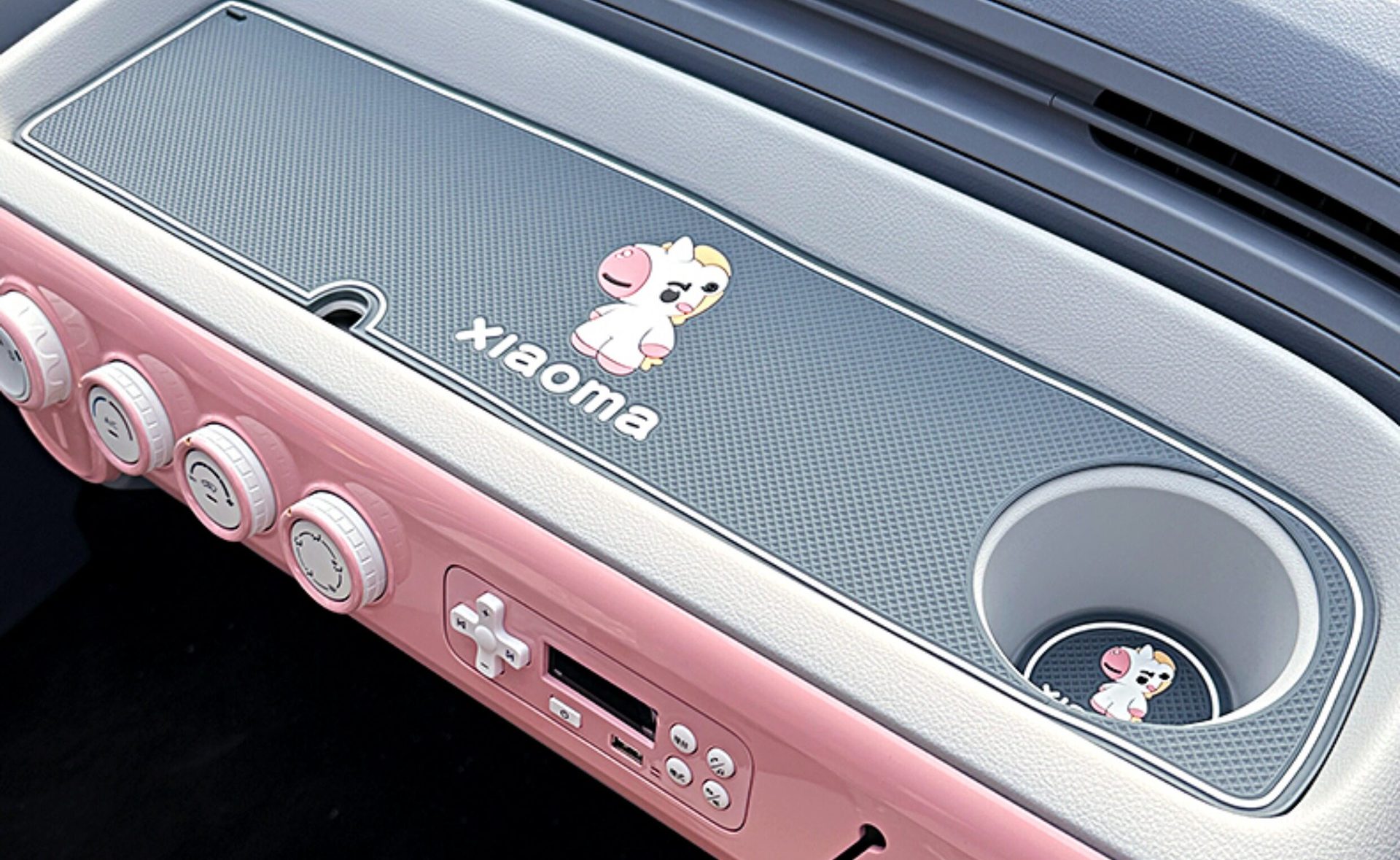 Suitable for Bestune Xiaoma center console dashboard anti-slip mat, special door slot mat for car interior decoration, interior accessories modification