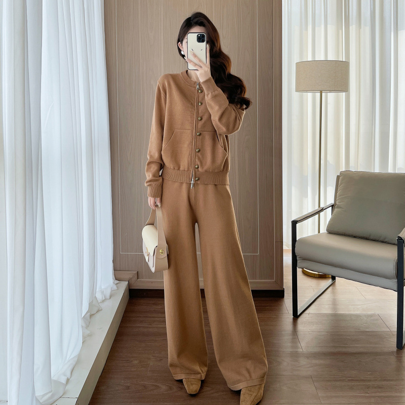 7760 French minimalist style set: knitted sweater + trousers, light business style two-piece set with button decoration, slimming and comfortable 7760 French minimalist style set: knitted sweater + trousers, light business style two-piece set with button decoration, slimming and comfortable
