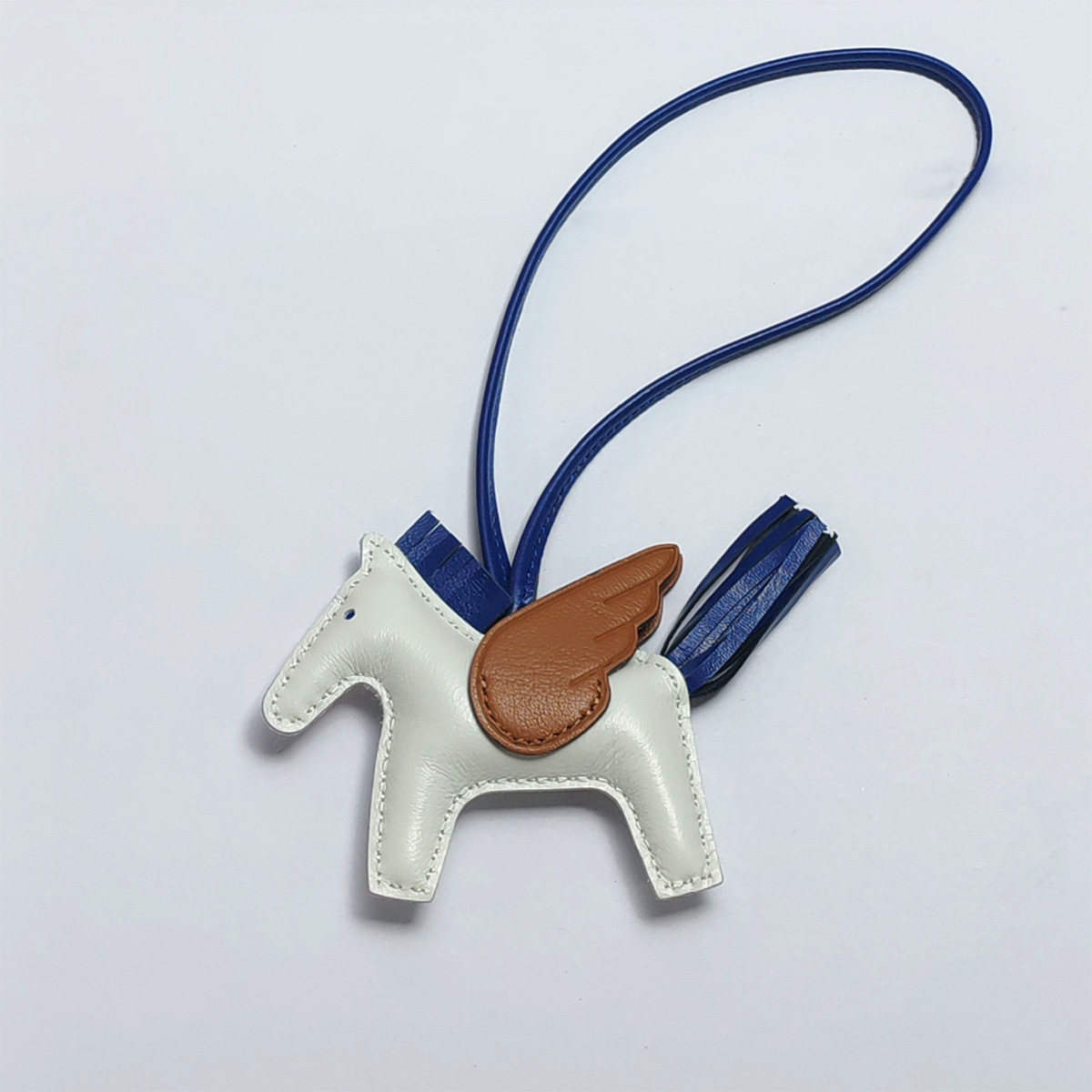 Cute Angel Little Pegasus Colgante Pit Edition H Home Colgante de bolso de caballo cosido a mano Colgante de cuero de oveja Llavero Colgante