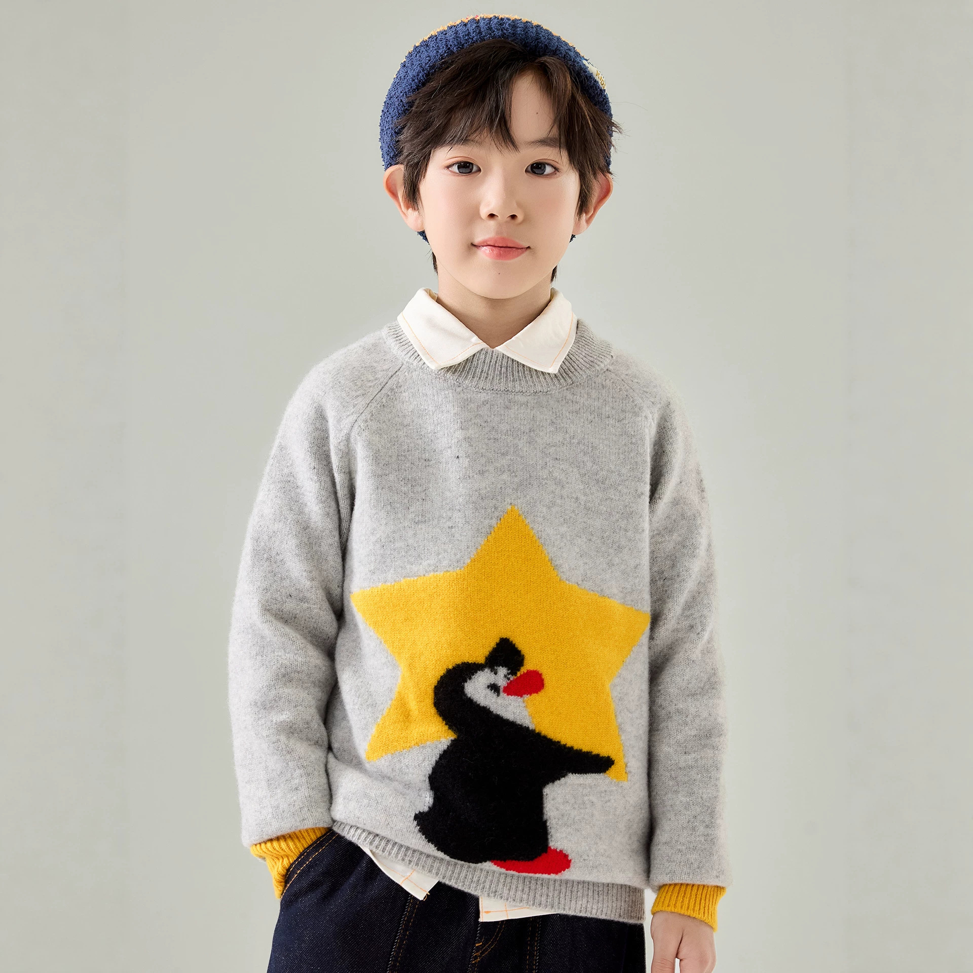 Children's wool sweater with penguin and star design, new autumn and winter style, round neck sweater, casual and versatile pullover base layer for medium and large children.